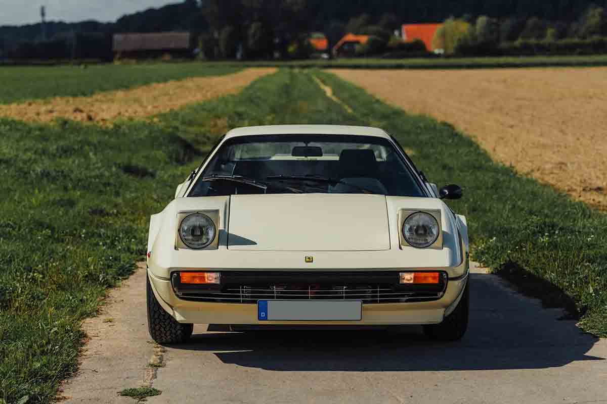 オークションに出品予定の1976年式フェラーリ「308GTBヴェトロレジーナ」(c)2026 BROAD ARROW Auctions
