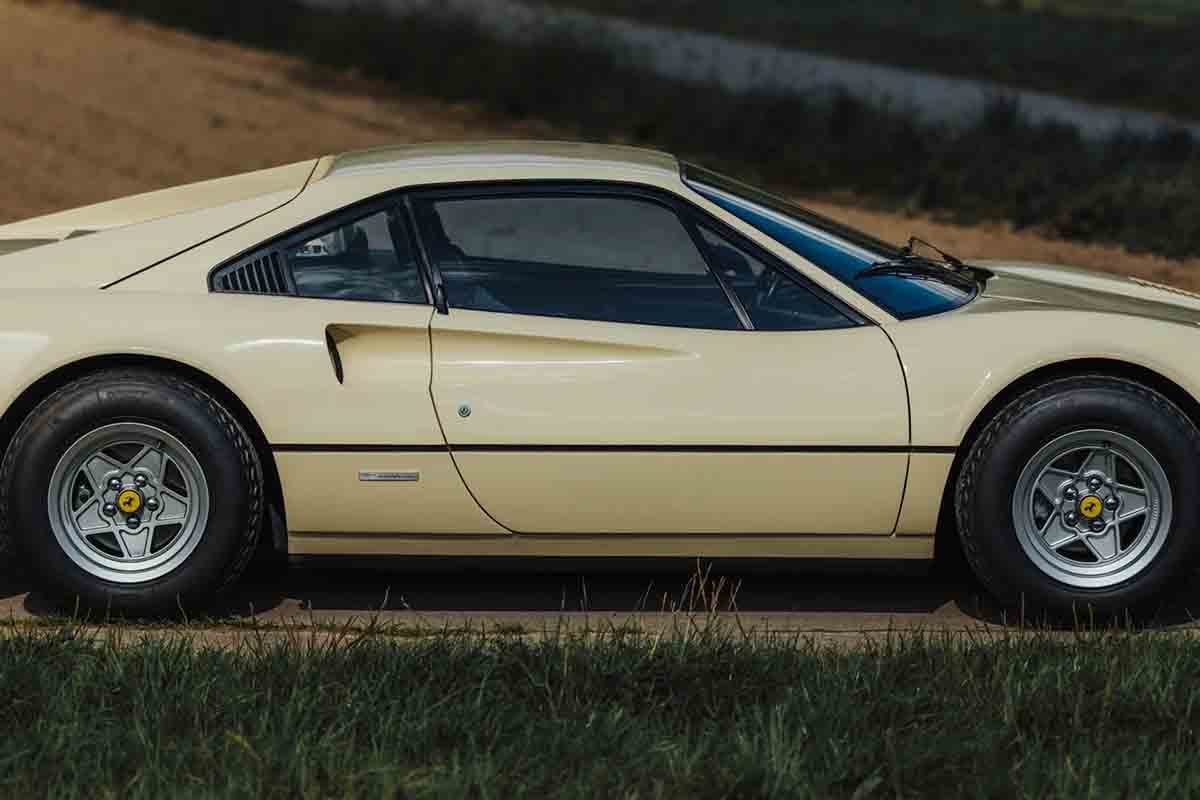 オークションに出品予定の1976年式フェラーリ「308GTBヴェトロレジーナ」(c)2026 BROAD ARROW Auctions