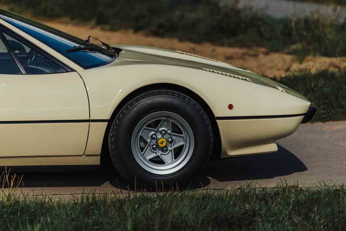 オークションに出品予定の1976年式フェラーリ「308GTBヴェトロレジーナ」(c)2026 BROAD ARROW Auctions