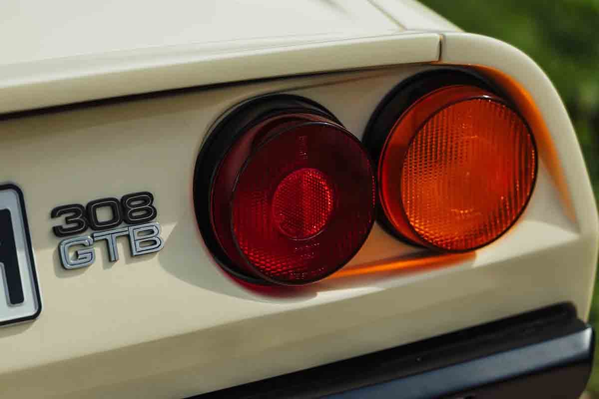 オークションに出品予定の1976年式フェラーリ「308GTBヴェトロレジーナ」(c)2026 BROAD ARROW Auctions