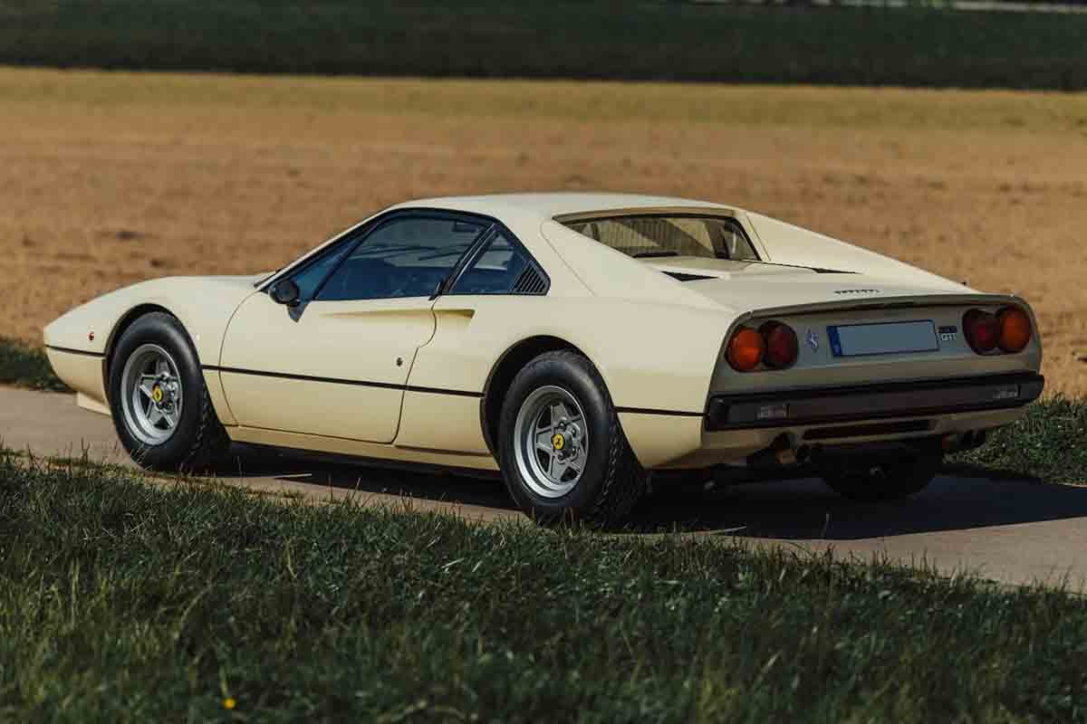 オークションに出品予定の1976年式フェラーリ「308GTBヴェトロレジーナ」(c)2026 BROAD ARROW Auctions