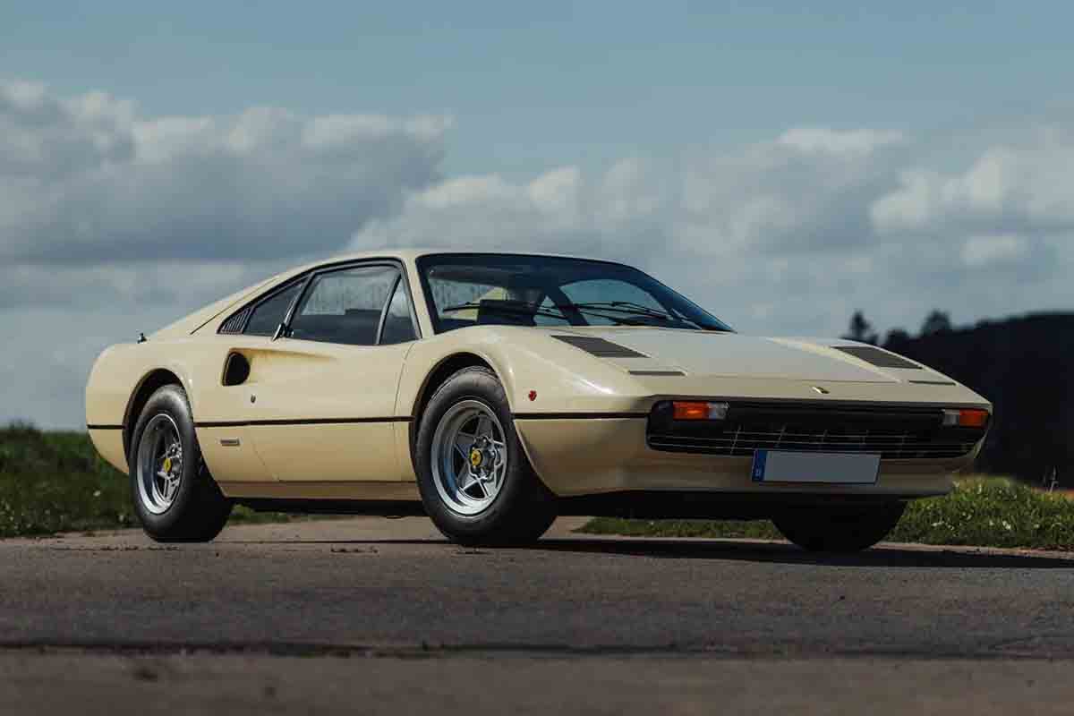 オークションに出品予定の1976年式フェラーリ「308GTBヴェトロレジーナ」(c)2026 BROAD ARROW Auctions