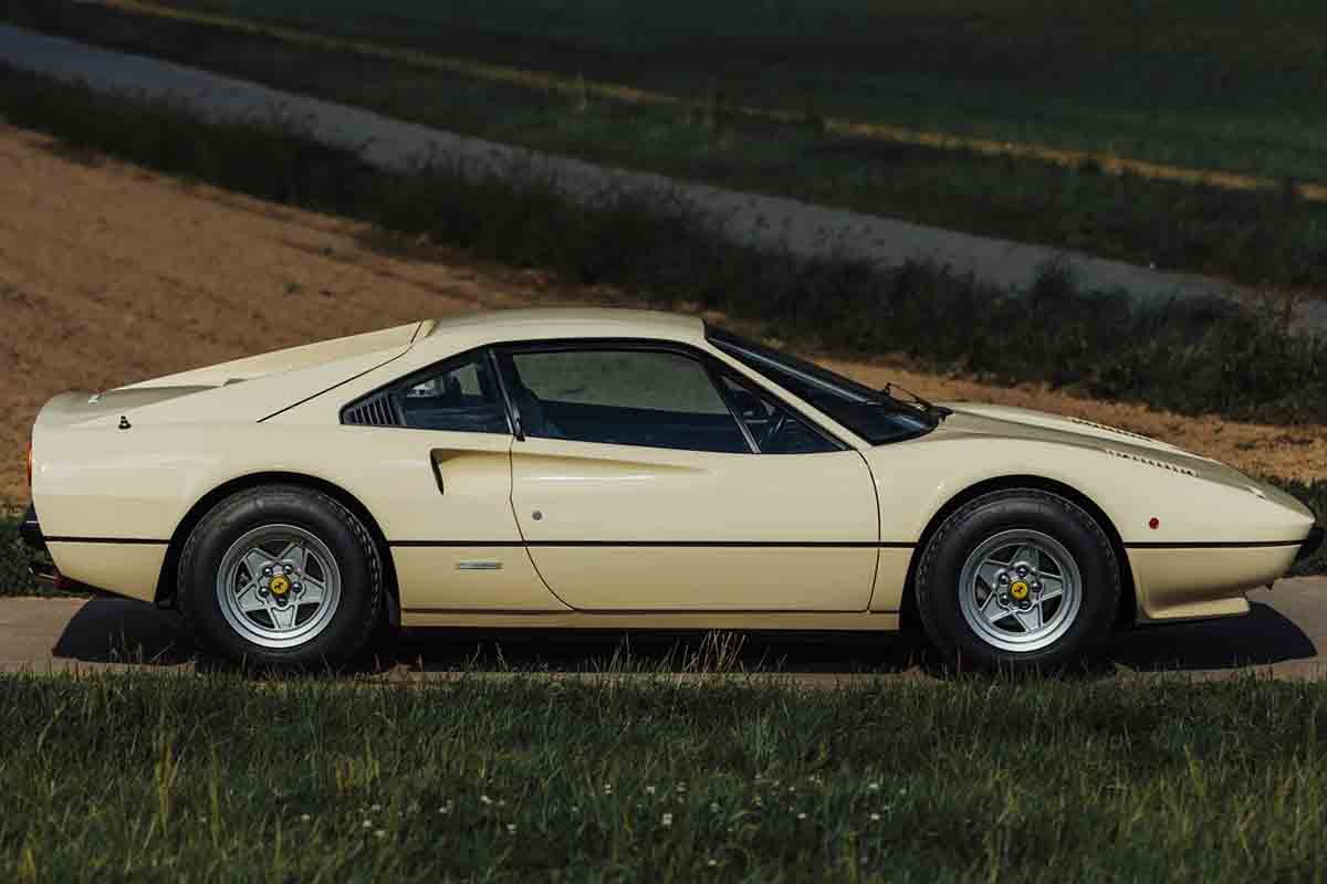 オークションに出品予定の1976年式フェラーリ「308GTBヴェトロレジーナ」(c)2026 BROAD ARROW Auctions