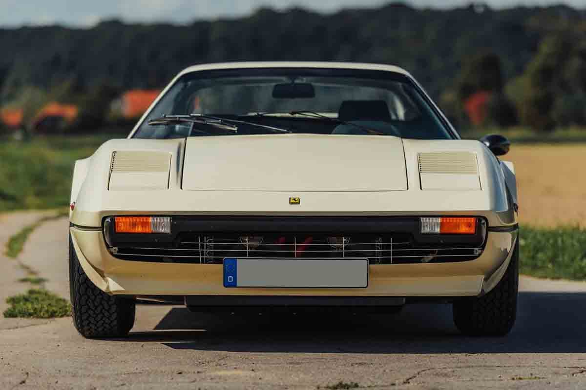 オークションに出品予定の1976年式フェラーリ「308GTBヴェトロレジーナ」(c)2026 BROAD ARROW Auctions