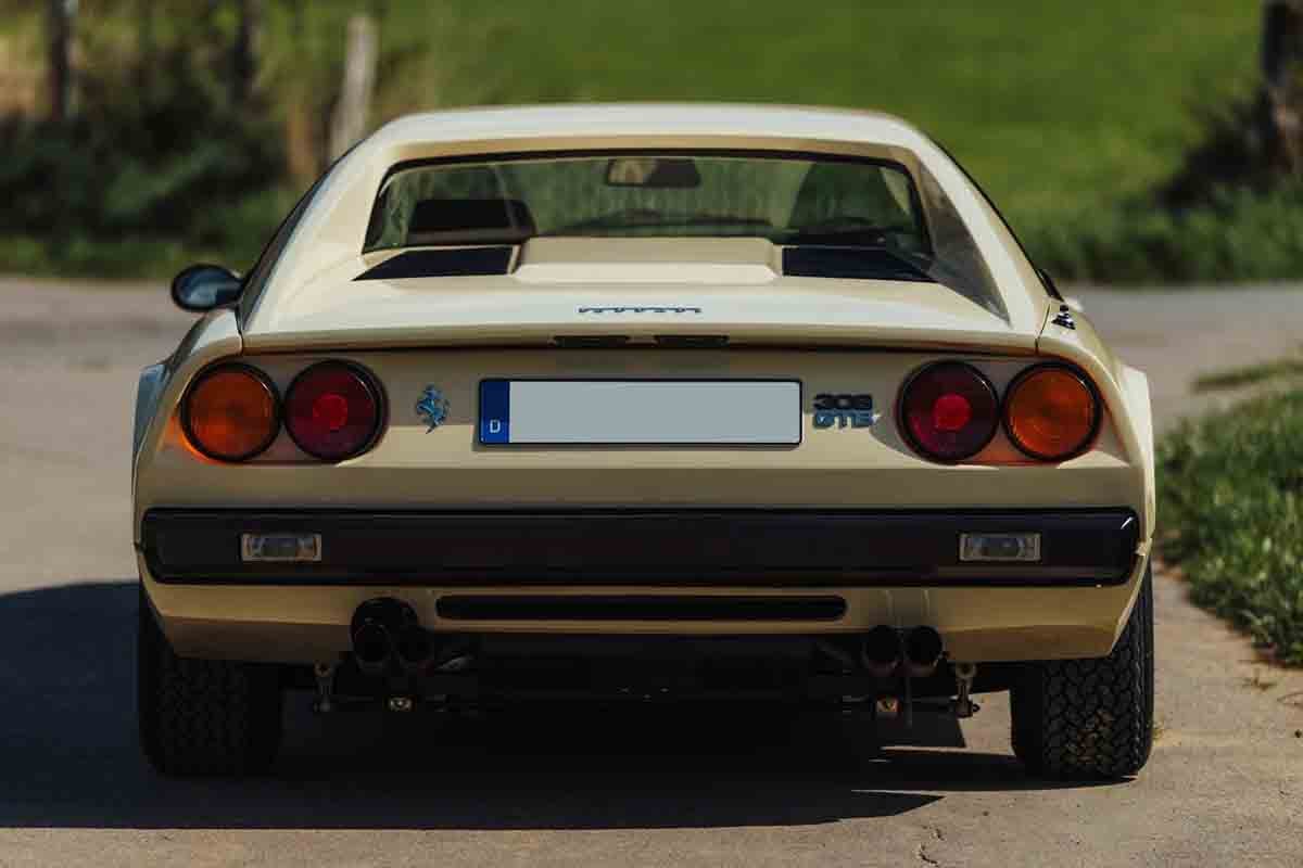 オークションに出品予定の1976年式フェラーリ「308GTBヴェトロレジーナ」(c)2026 BROAD ARROW Auctions