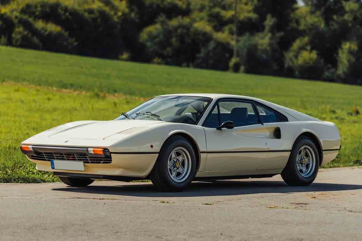 オークションに出品予定の1976年式フェラーリ「308GTBヴェトロレジーナ」(c)2026 BROAD ARROW Auctions