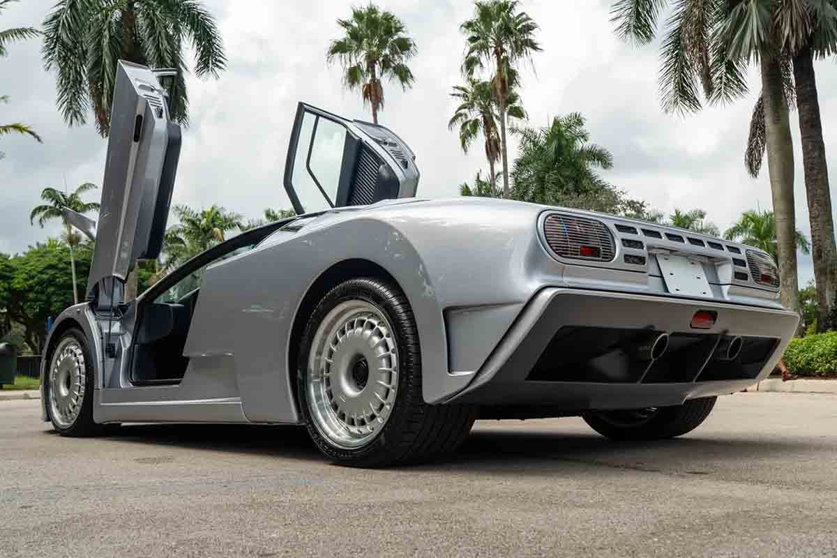 オークションに出品予定の1994年式ブガッティ「EB110 GT」(c)2026 BROAD ARROW Auctions