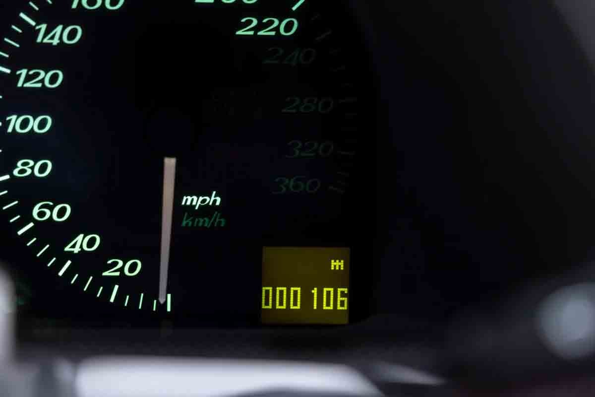 オークションに出品予定の1997年式フェラーリ「F50」。走行距離は106マイル(約172km)を指している(c)2026 BROAD ARROW Auctions