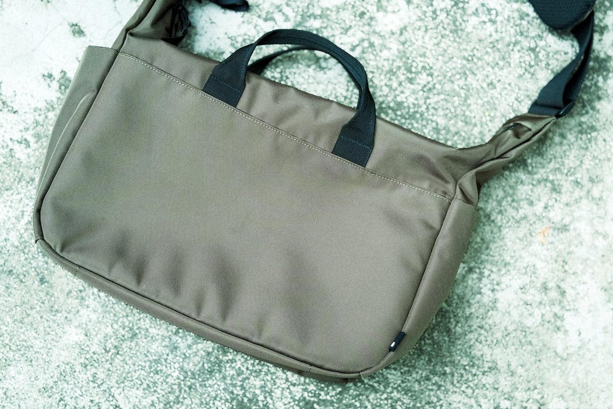 背面はポケットなどを排したフラットなつくり。身体側がすっきりしているため、肩掛けしたときも服装を邪魔しにくい印象です。