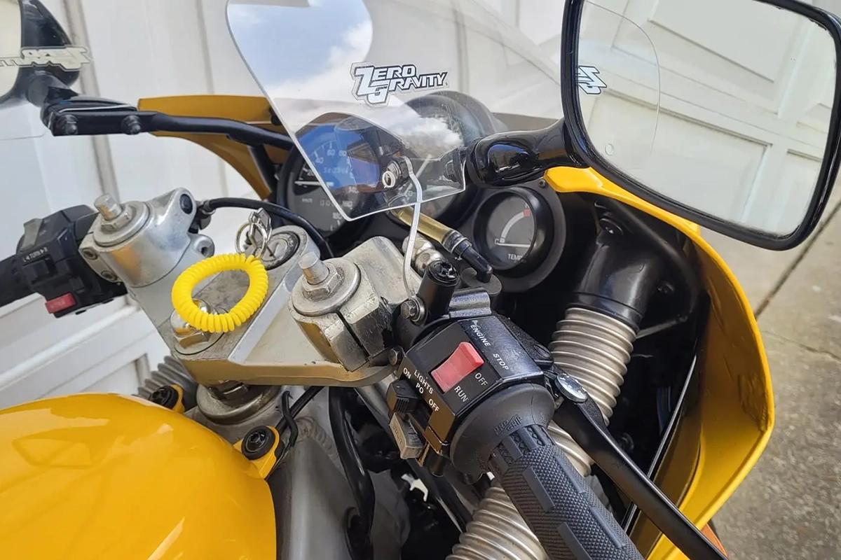 米国オンラインオークションに出品、落札された1988年式ヤマハ「FZR400」