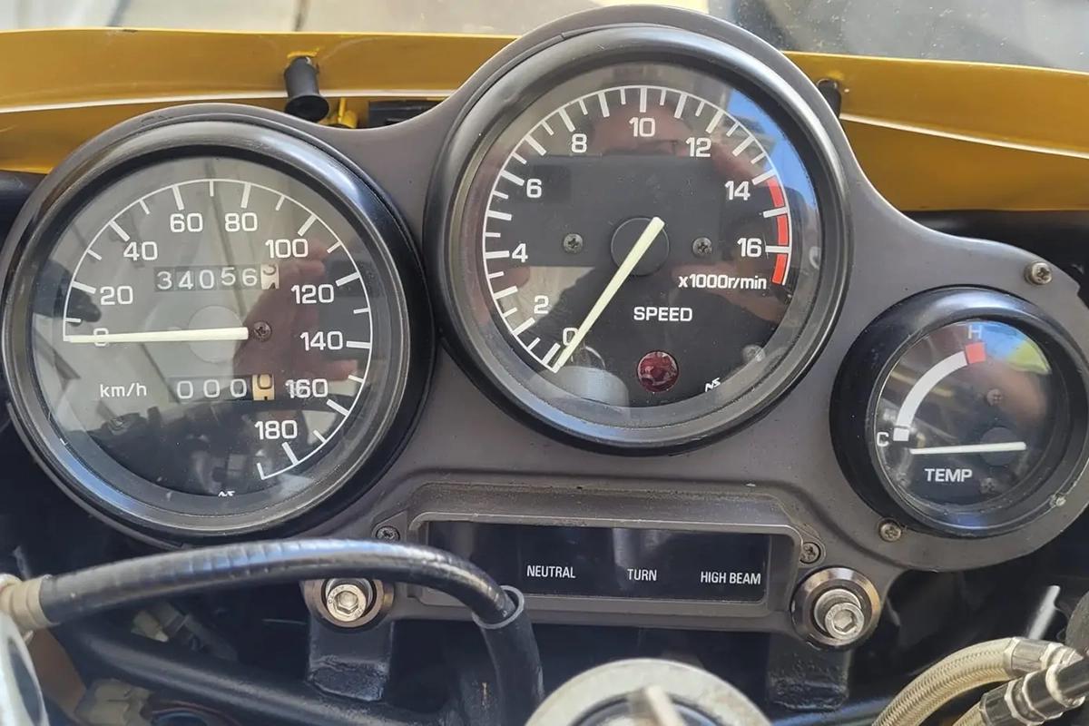米国オンラインオークションに出品、落札された1988年式ヤマハ「FZR400」
