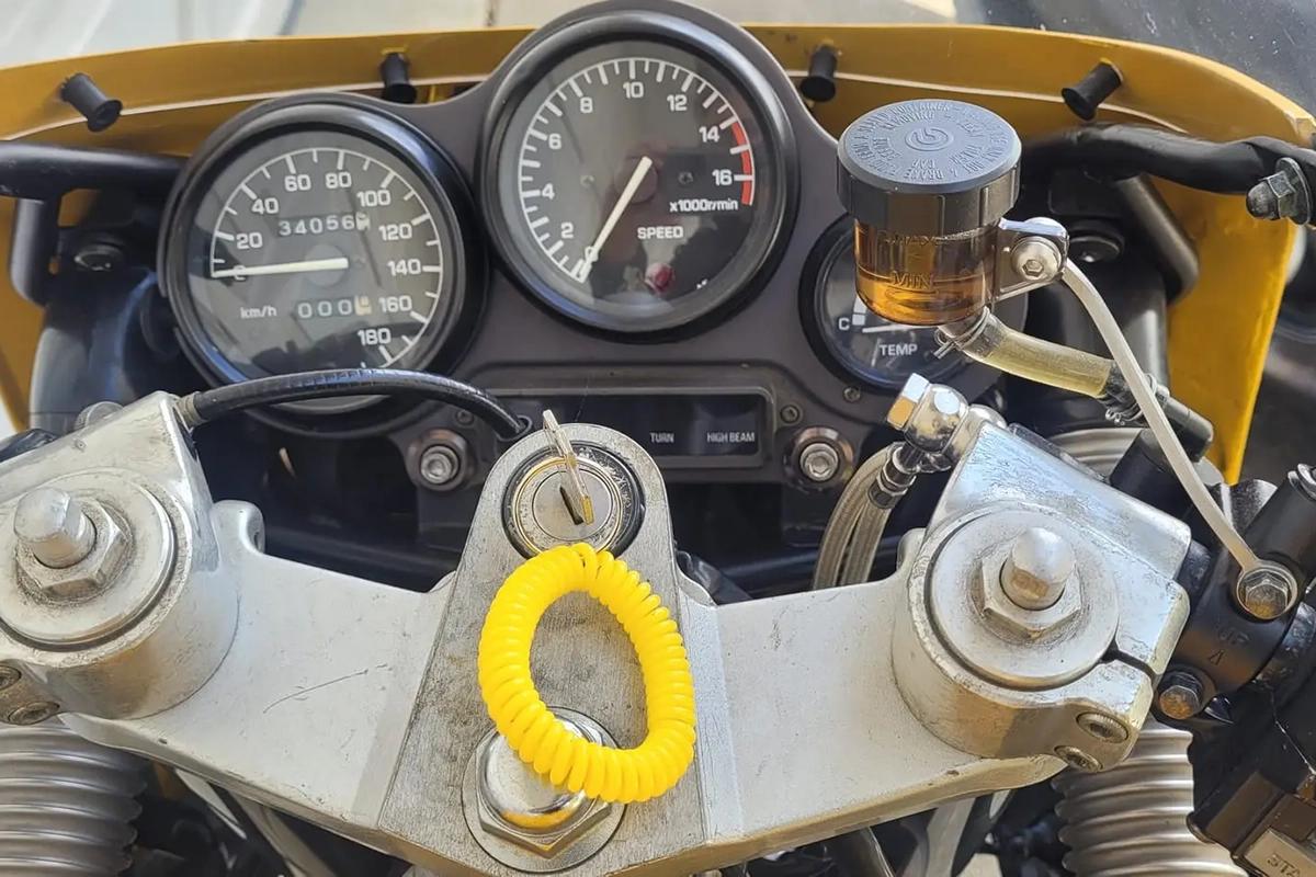 米国オンラインオークションに出品、落札された1988年式ヤマハ「FZR400」