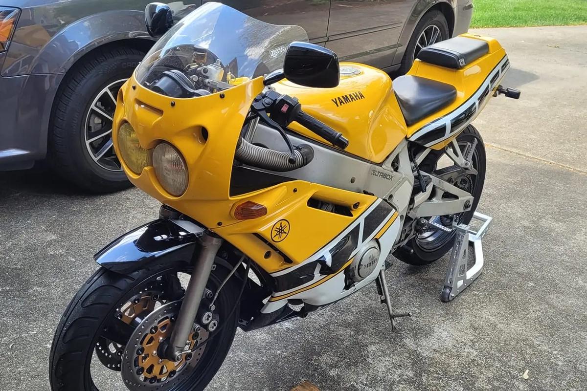 米国オンラインオークションに出品、落札された1988年式ヤマハ「FZR400」