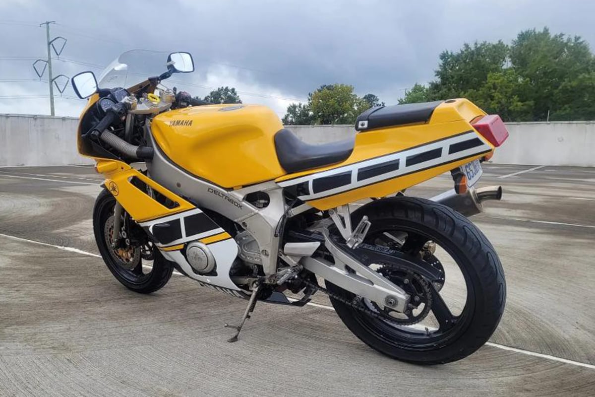 米国オンラインオークションに出品、落札された1988年式ヤマハ「FZR400」