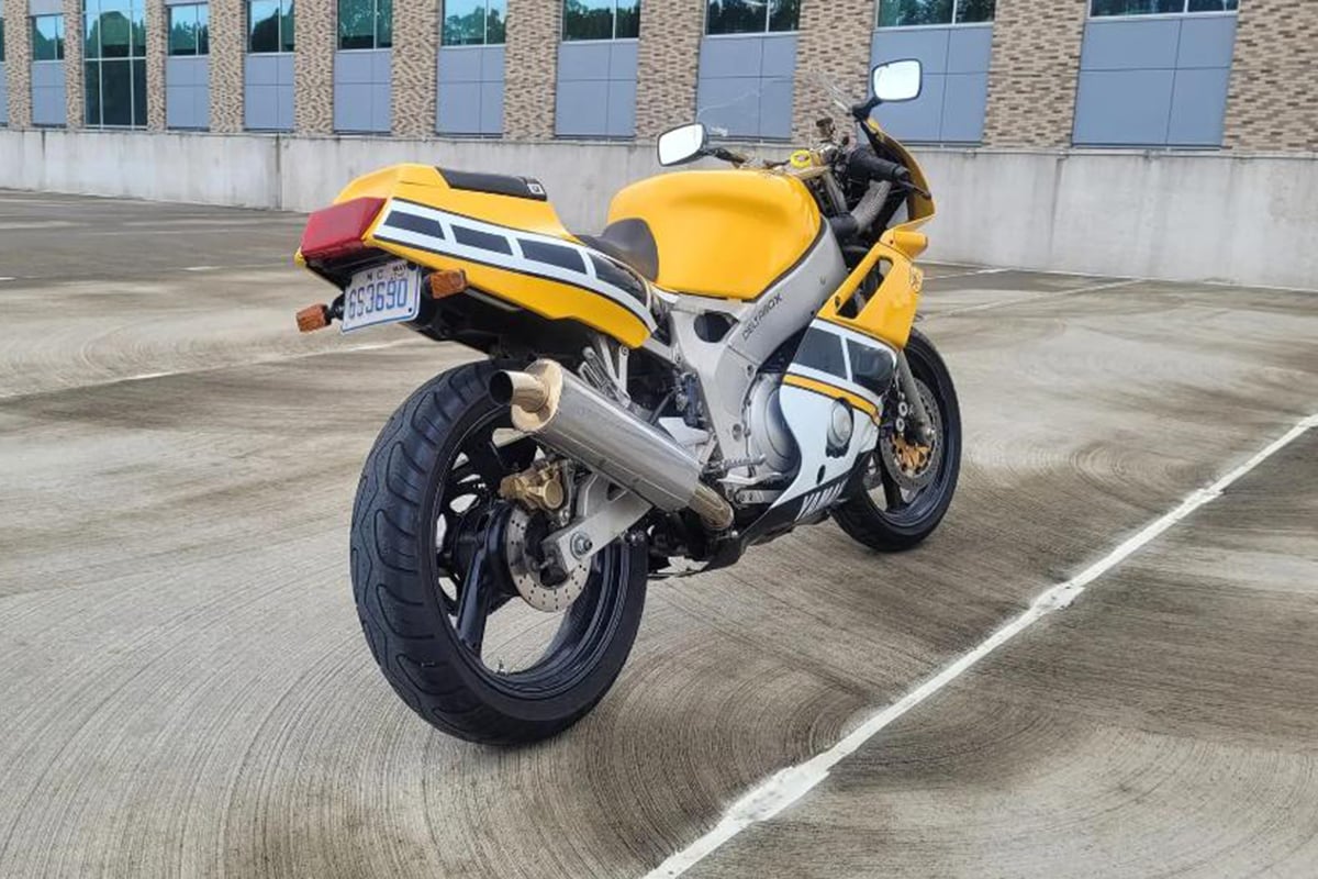 米国オンラインオークションに出品、落札された1988年式ヤマハ「FZR400」