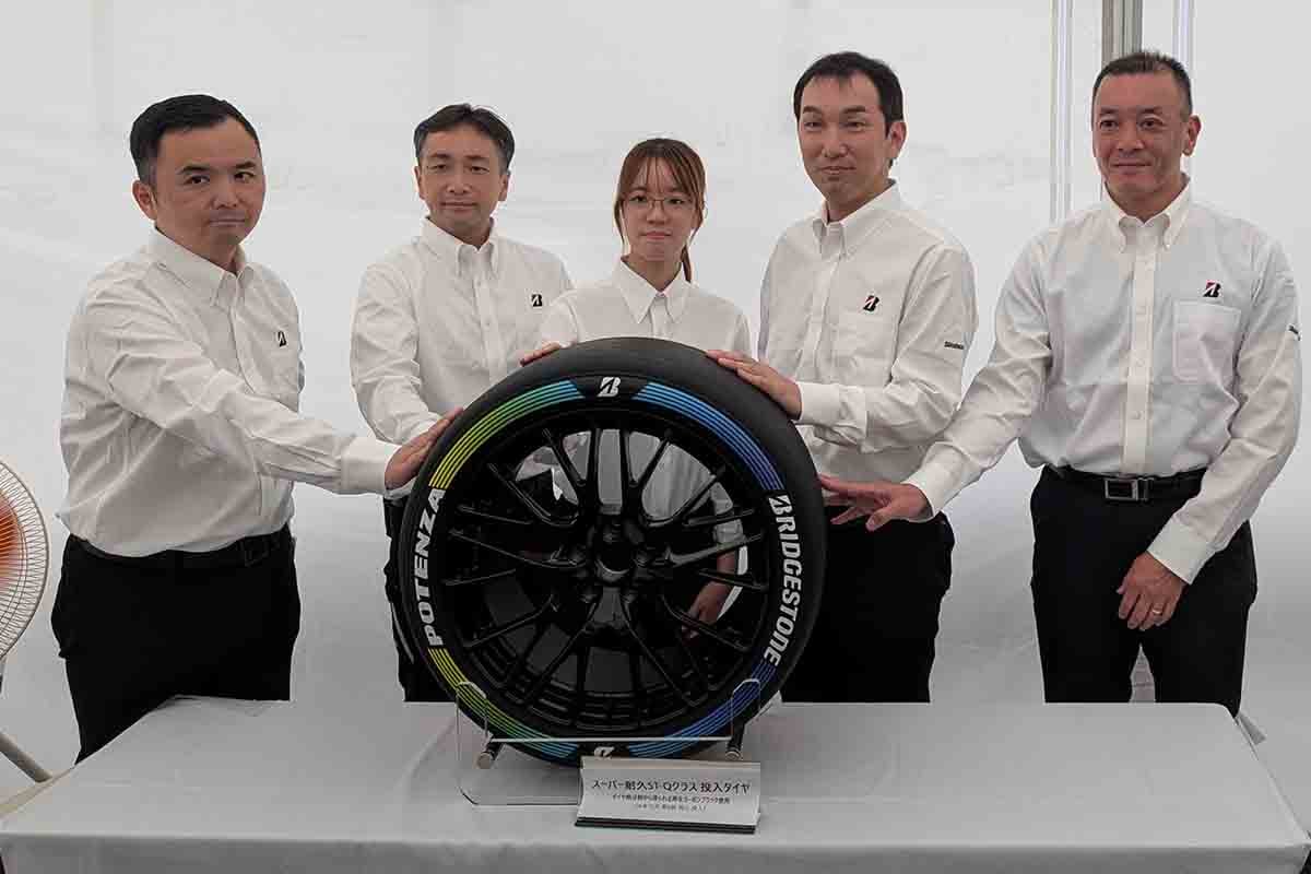 説明会に登壇したブリヂストンの方々。右からリサイクル事業開発推進部 部長 北野秀樹さん、リサイクル事業準備室 室長 加藤貞治さん、モータースポーツタイヤ開発第2部 MSタイヤ設計第3課 澤井冴さん、モータースポーツタイヤ・技術開発統括部門 上席主幹 横倉宏行さん、モータースポーツオペレーション部 部長 鈴木栄一さん