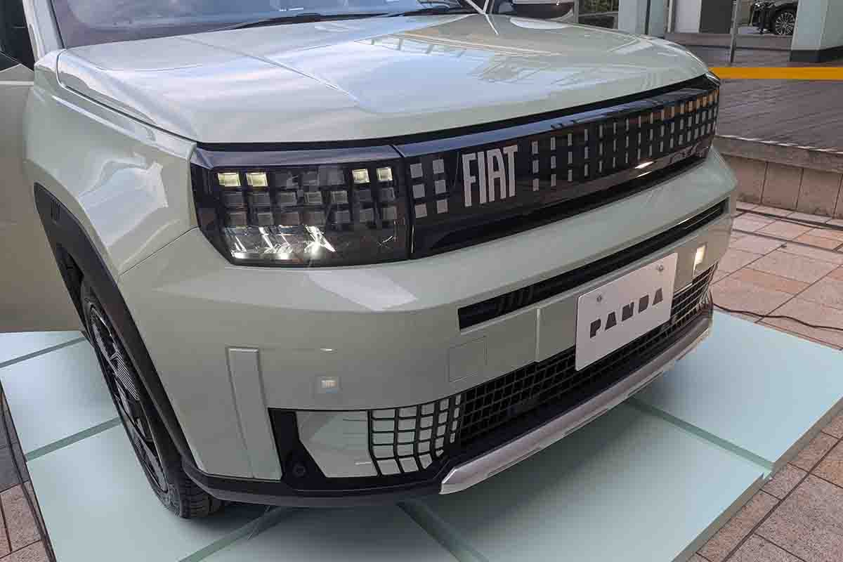 日本上陸したフィアット新型「グランデパンダ」