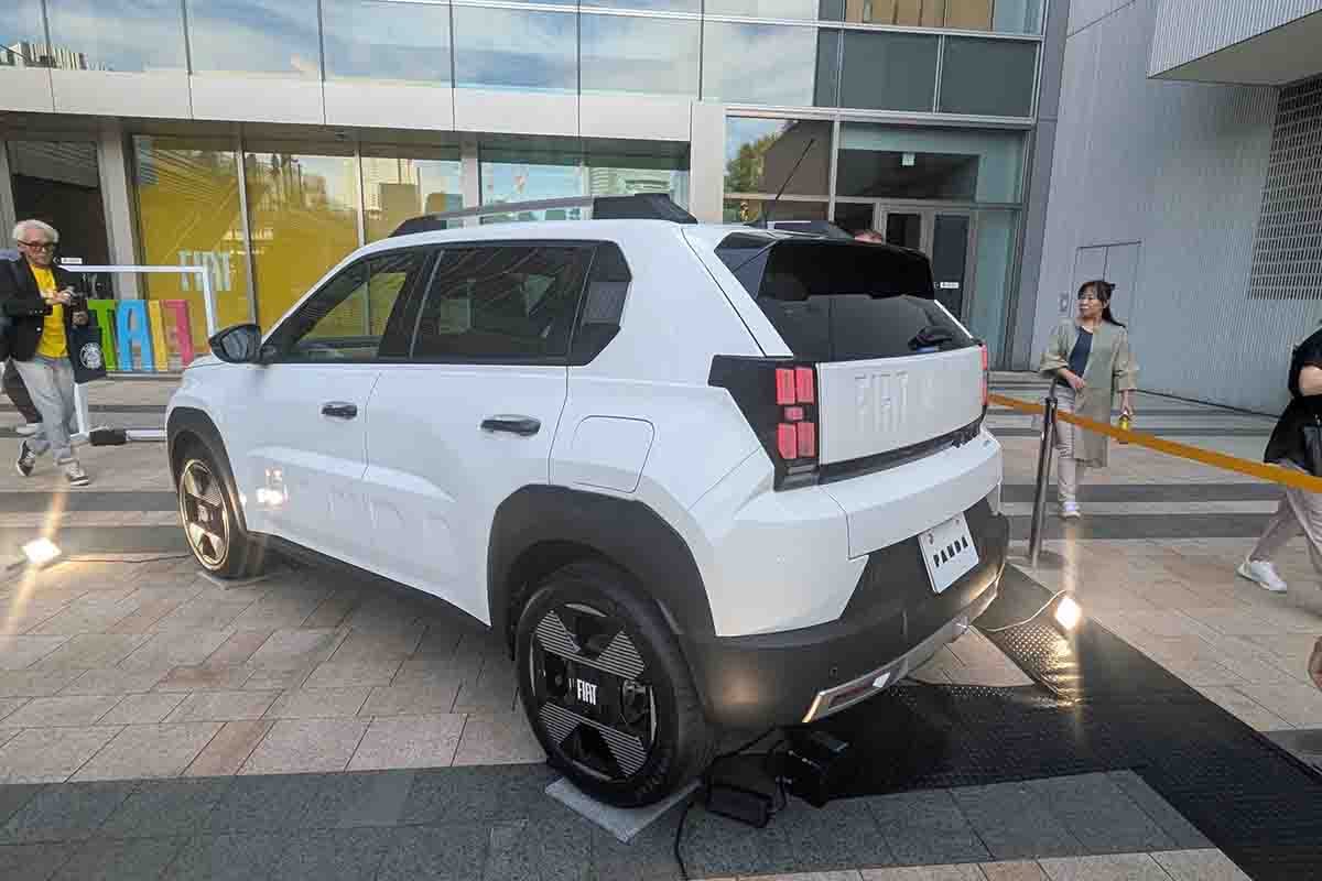 日本上陸したフィアット新型「グランデパンダ」