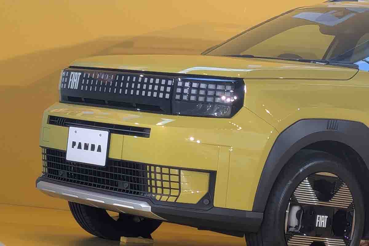 日本上陸したフィアット新型「グランデパンダ」