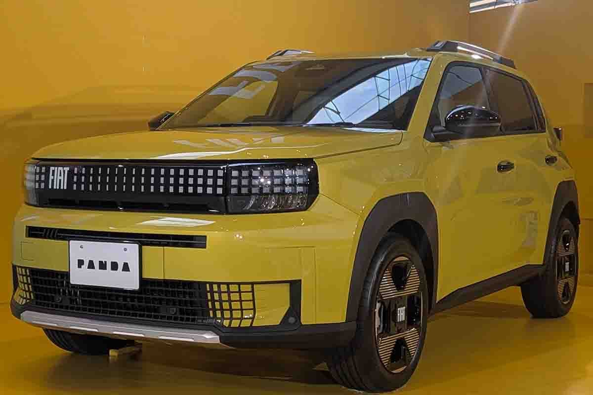 日本上陸したフィアット新型「グランデパンダ」