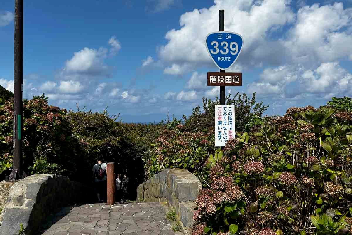 青森県東津軽郡外ヶ浜町三厩龍浜にある「階段国道339号」。クルマやバイクは通れない