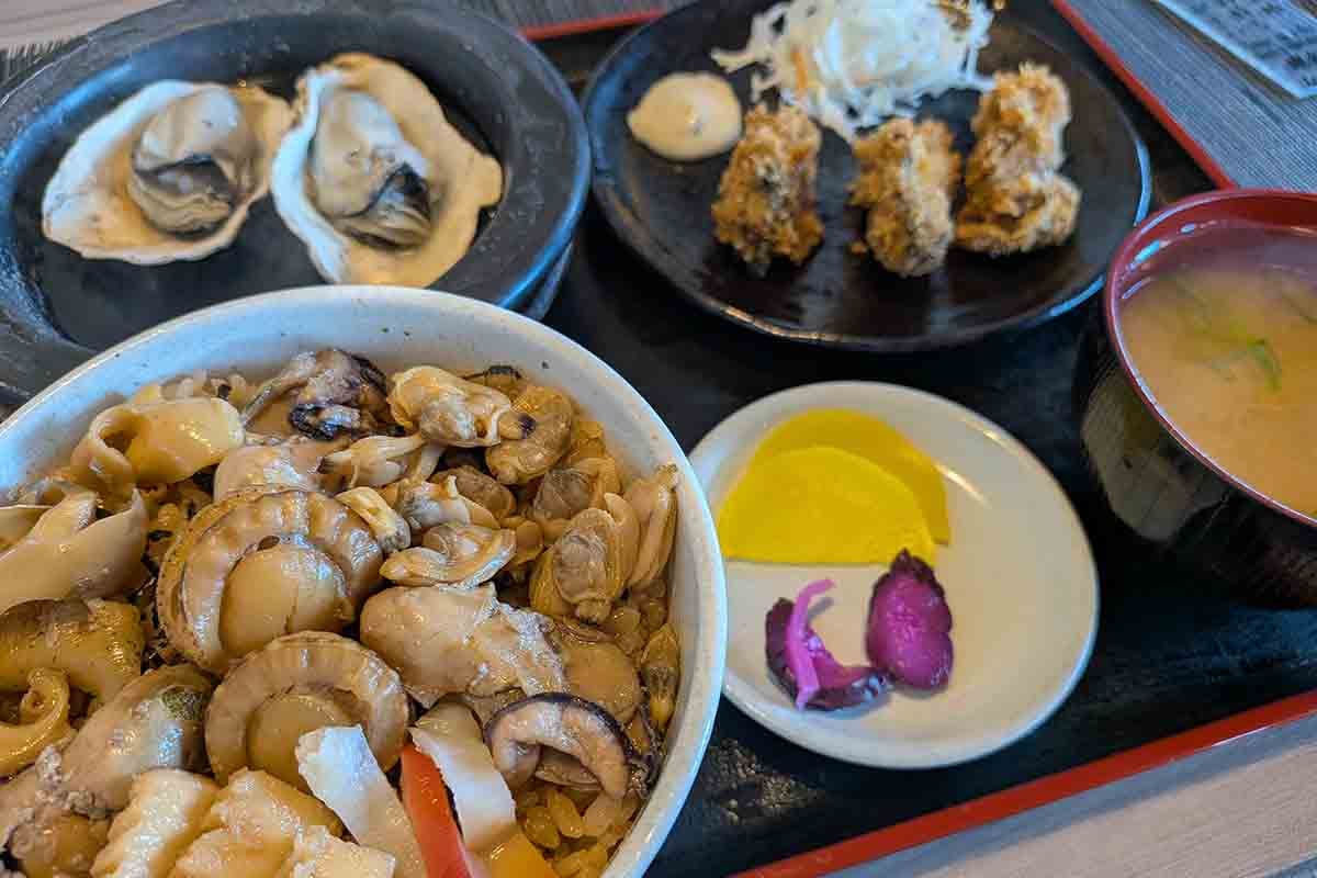 JR厚岸駅前の食事処「一福」の一福セット。カキ三昧の定食