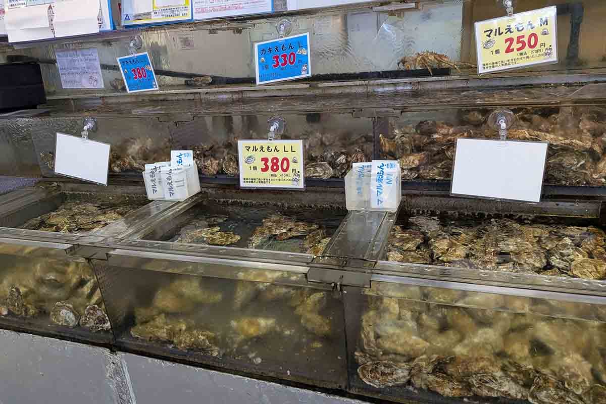 厚岸漁業協同組合直営店「エーウロコ」の店内