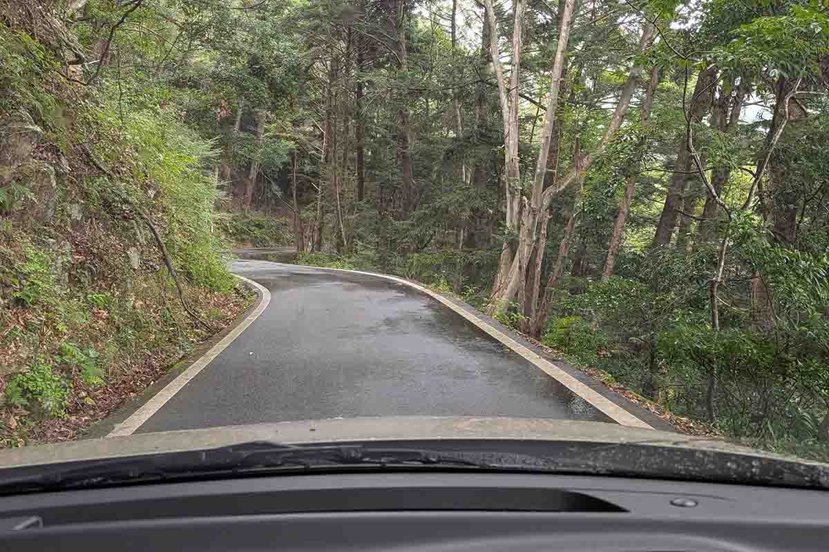 麓からふいご峠駐車場に行く道は細いので運転に注意
