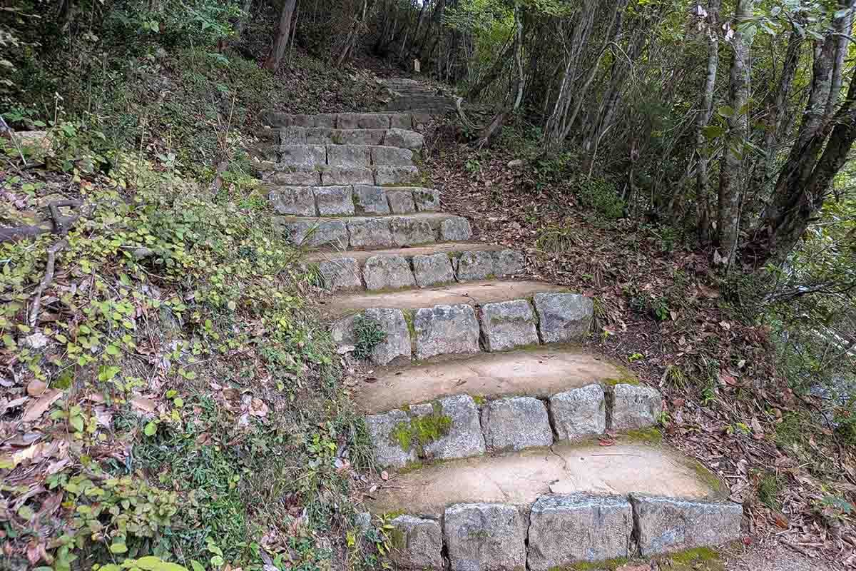 駐車場からは、まずは急な石段を上っていく