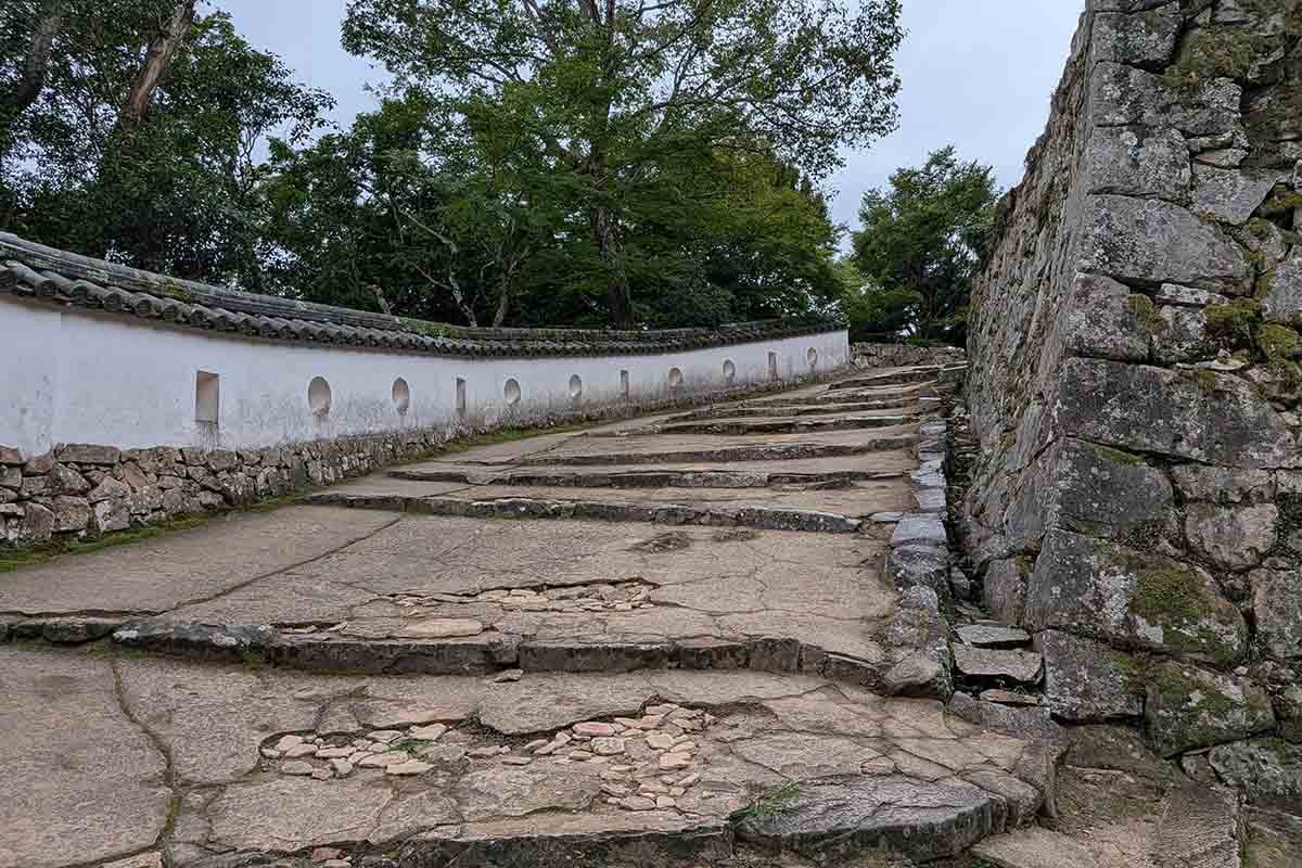 備中松山城。段差がランダムで歩きづらい。これも城守りの定石?