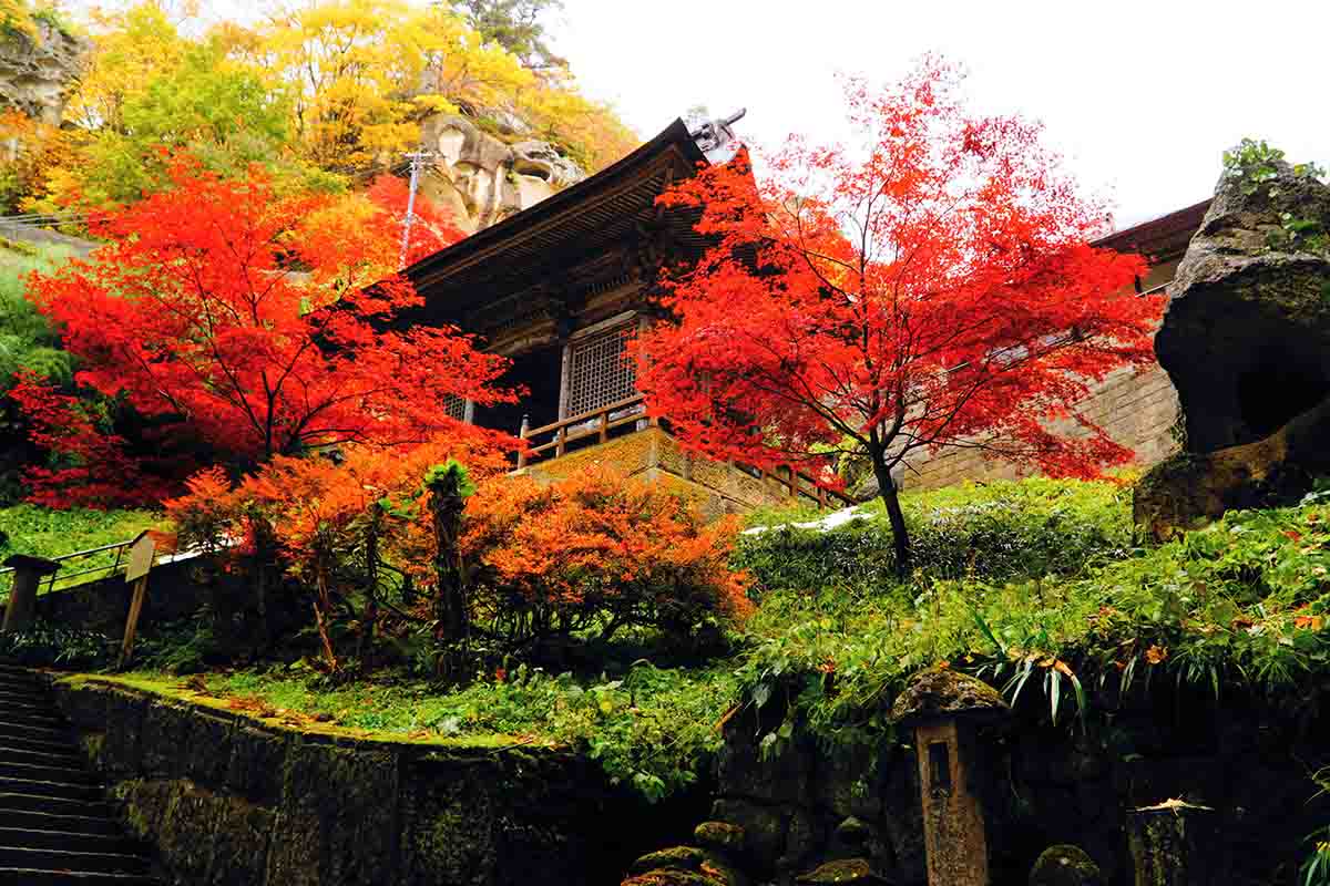 山形県の山寺こと「宝珠山立石寺」