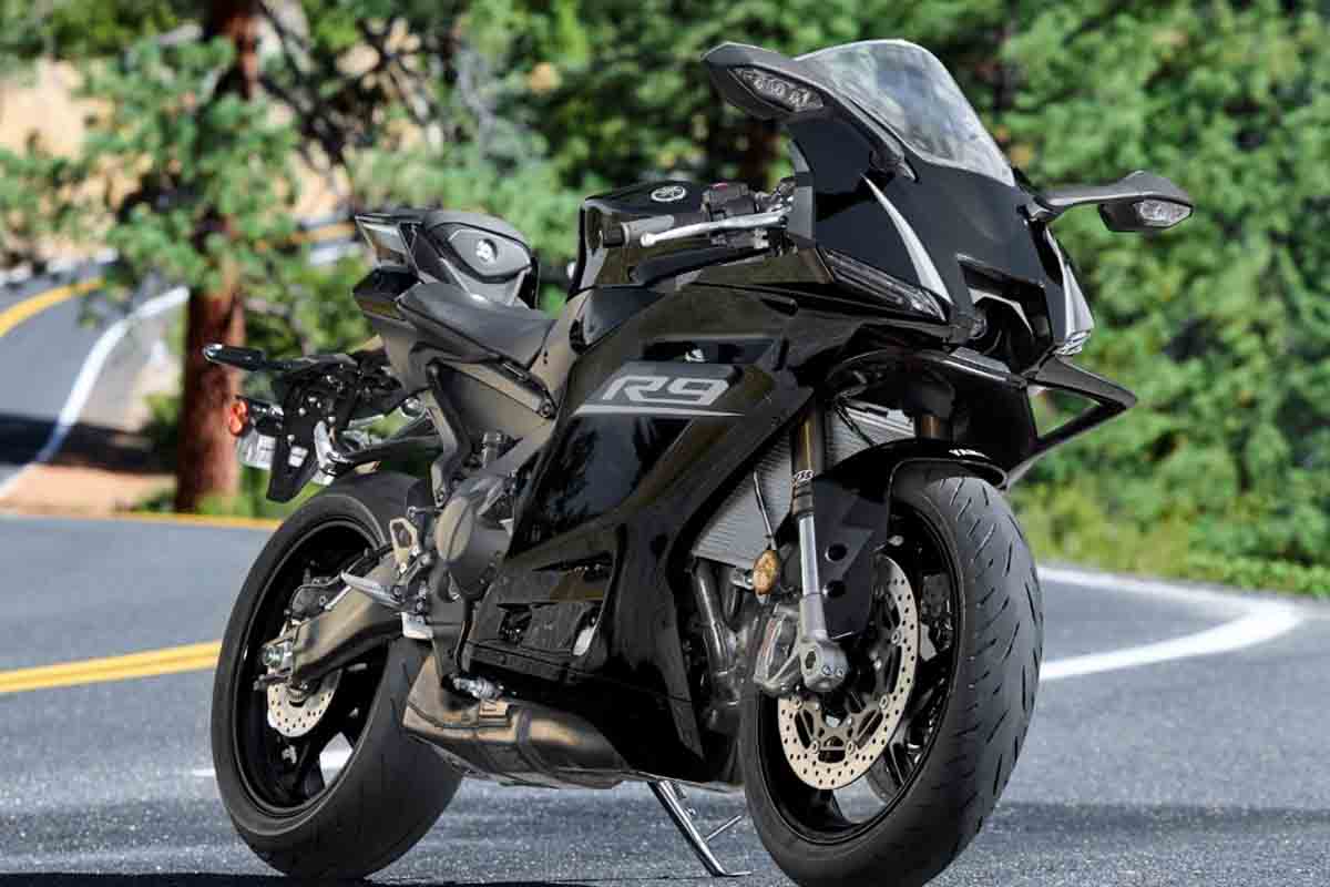 ヤマハ「YZF-R9」2027年モデルに設定された新色「ブラック」