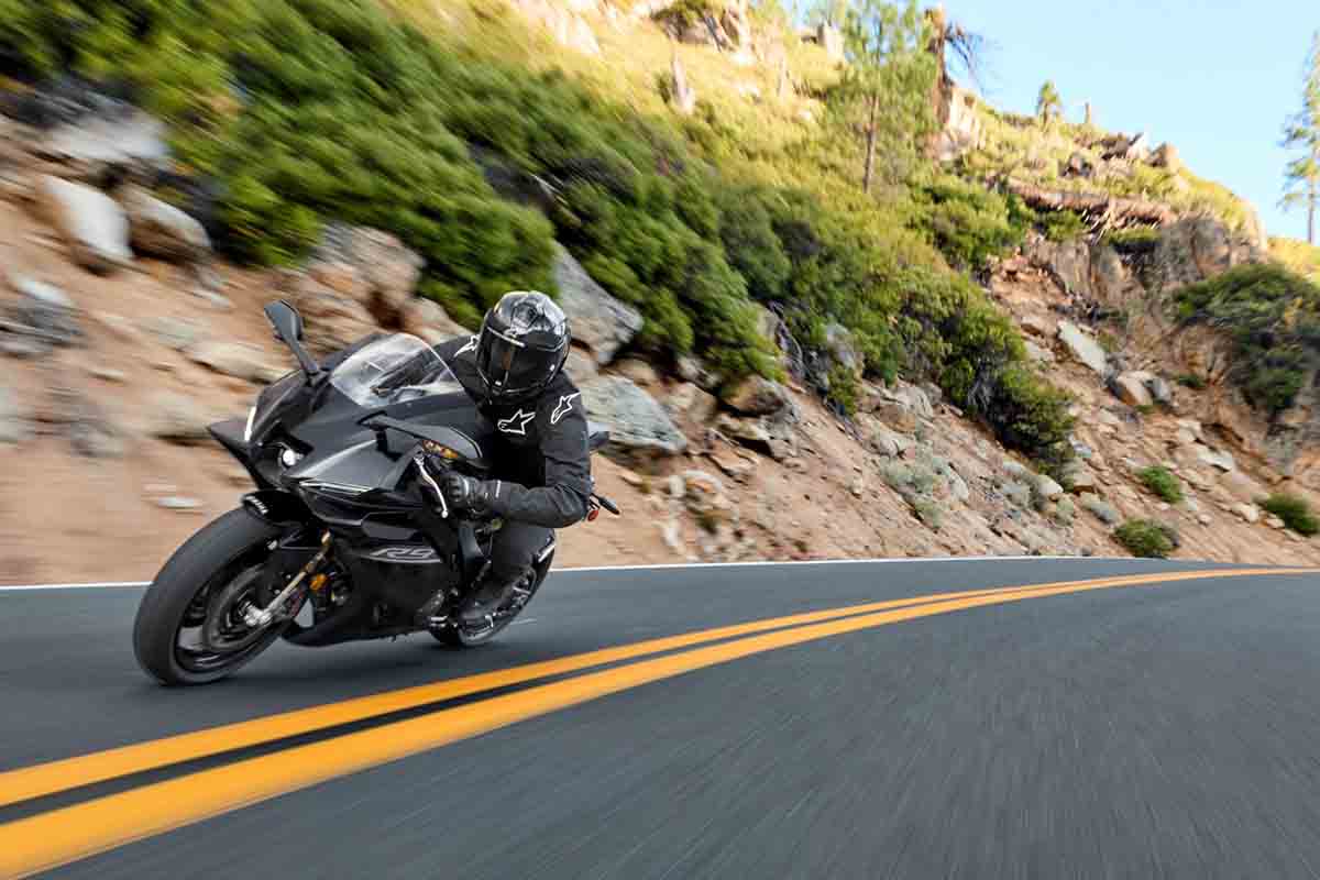 ヤマハ「YZF-R9」2027年モデルに設定された新色「ブラック」