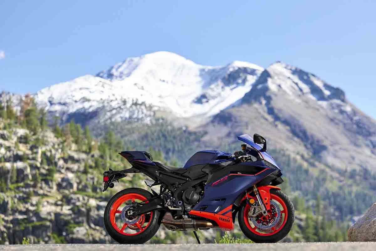 ヤマハ「YZF-R9」2027年モデルに設定された新色「マットダークブルー」