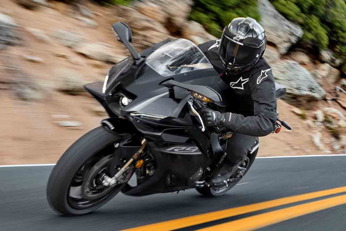 ヤマハ「YZF-R9」2027年モデルに設定された新色「ブラック」