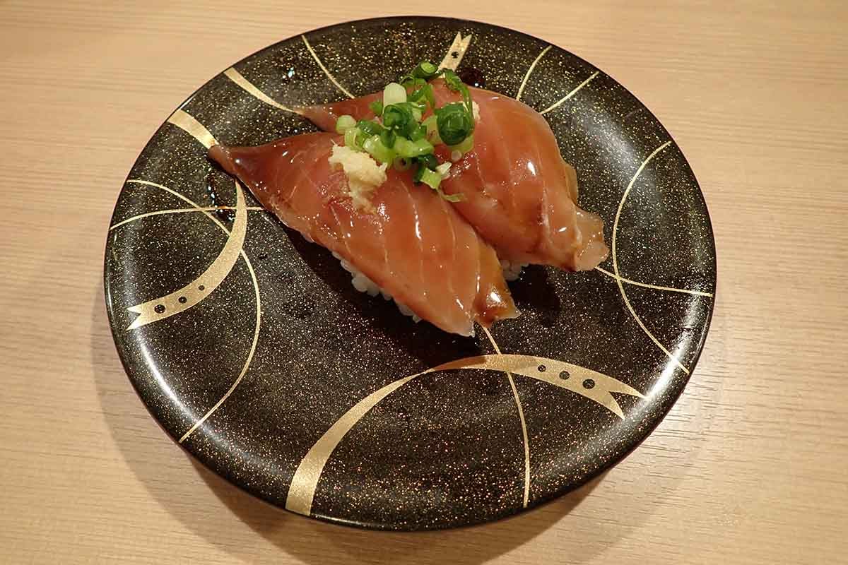「花いちもんめ」でいただく新鮮なお寿司。観光客向け店舗では海鮮丼が3000円〜なので、満足感は高い