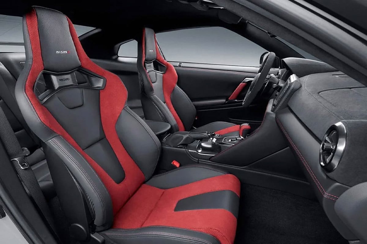 「GT-R NISMO」に採用されたレカロ製カーボンバケットシート。強烈な横Gの中でもドライバーの姿勢を安定させ、正確な運転操作をサポートする