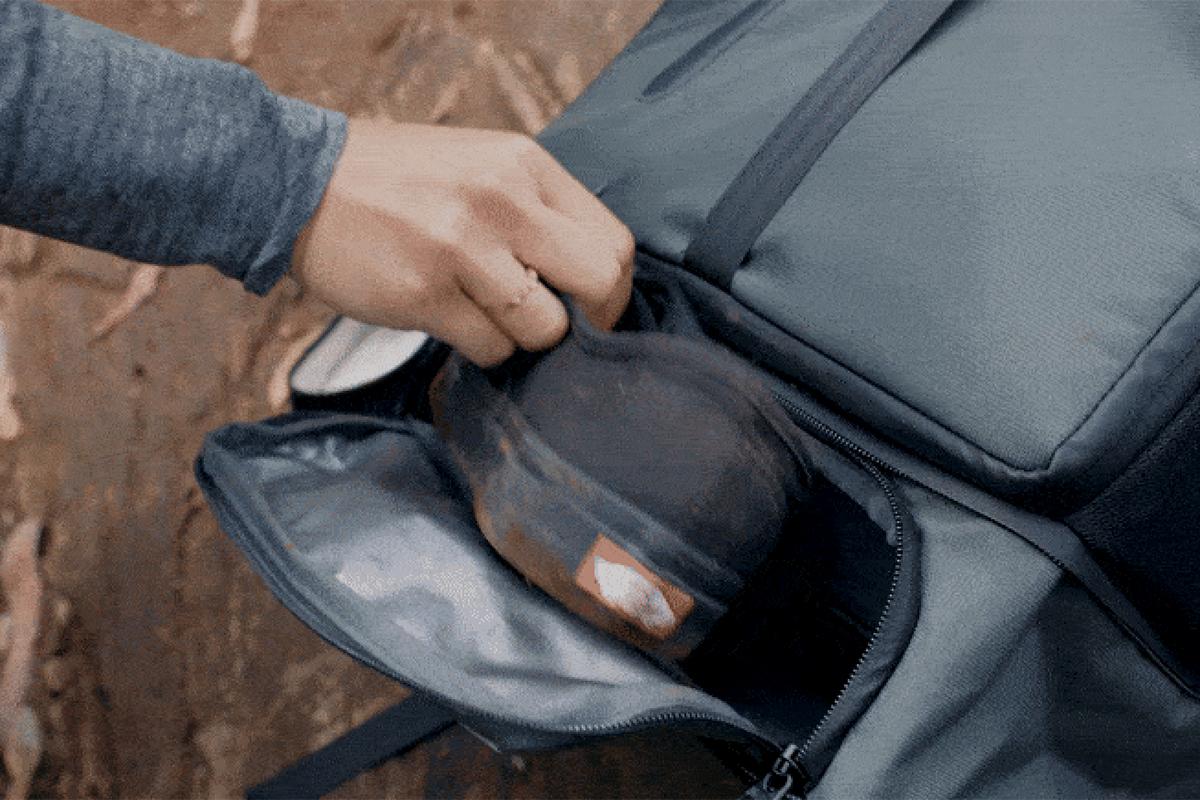 下部の防水隔離収納は、バッグ内での水や汚れをシャットアウトするために別素材生地を採用