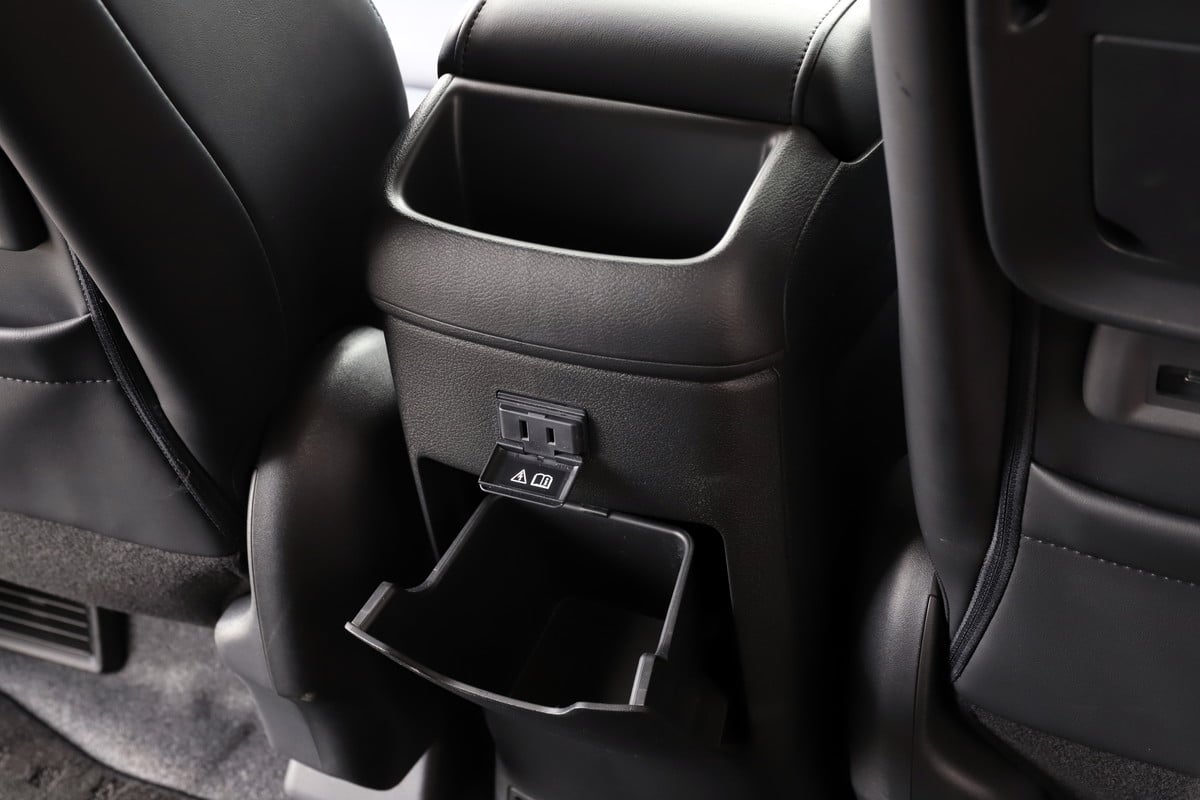 AC100V（最大1500W）のコンセントも備わる