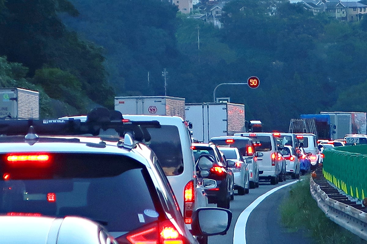 渋滞がよく発生する場所は、「サグ部」と呼ばれる下り坂から上り坂へと切り替わる谷のような地形の場所