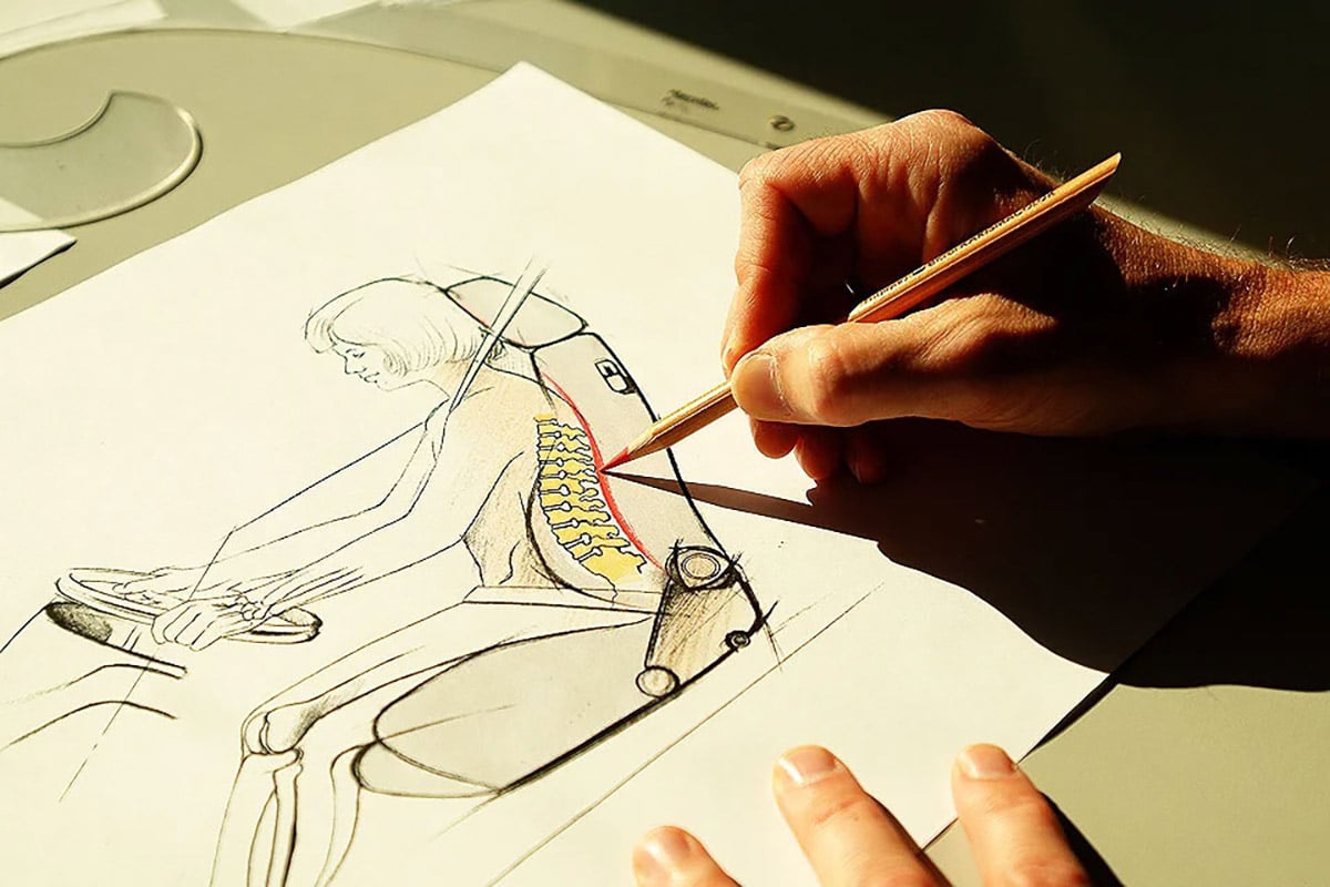人体の骨格と着座姿勢を描いた設計スケッチ。身体を無理なく支え、自然に正しい姿勢へと導くというレカロのシート開発思想を象徴している