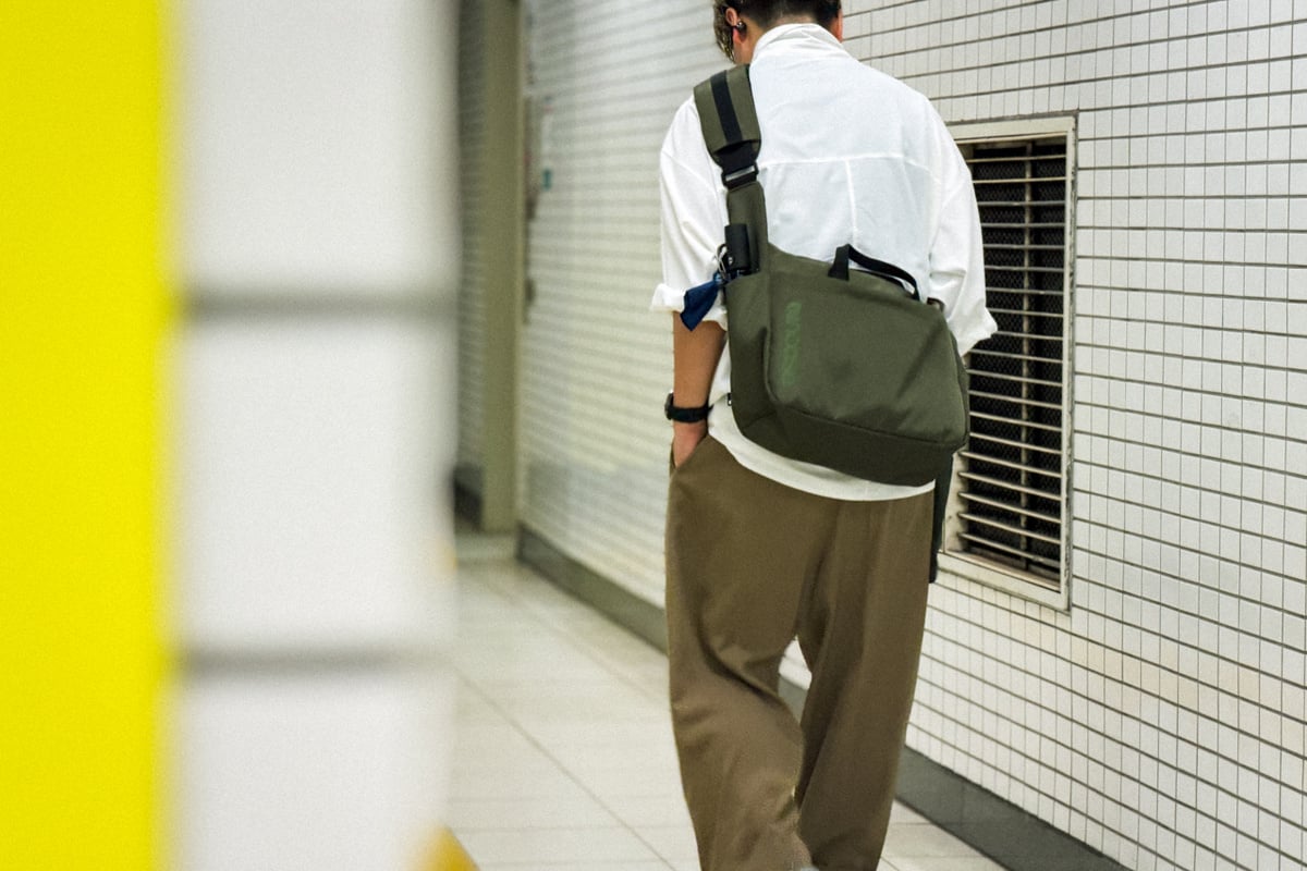 Incase（インケース）「Grid Shoulder Bag 15L」（税込：1万7050円）。オリーブは公式サイトで「LIMITED COLOR」として展開されるカラー。仕事用バッグ然としすぎない色味が、カジュアルな装いにも自然に馴染みます。