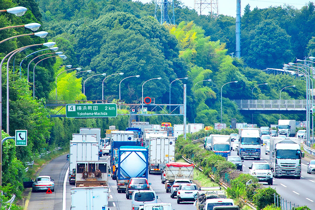 渋滞がよく発生する場所は、「サグ部」と呼ばれる下り坂から上り坂へと切り替わる谷のような地形の場所