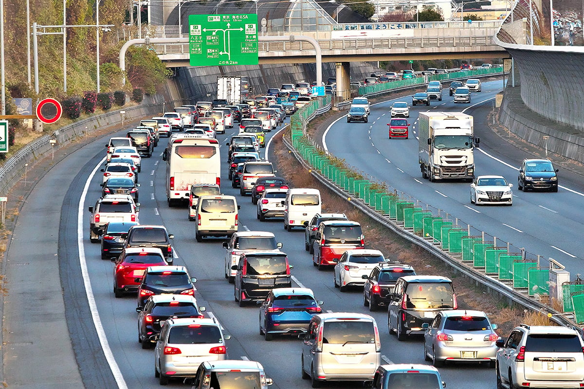 渋滞がよく発生する場所は、「サグ部」と呼ばれる下り坂から上り坂へと切り替わる谷のような地形の場所