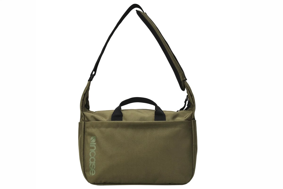 Incase（インケース）「Grid Shoulder Bag 15L」（税込：1万7050円）。公式の商品画像で見るオリーブの色味。撮影環境によってロゴや生地の見え方が変わるため、カラー確認用のカットとしても参考になります。