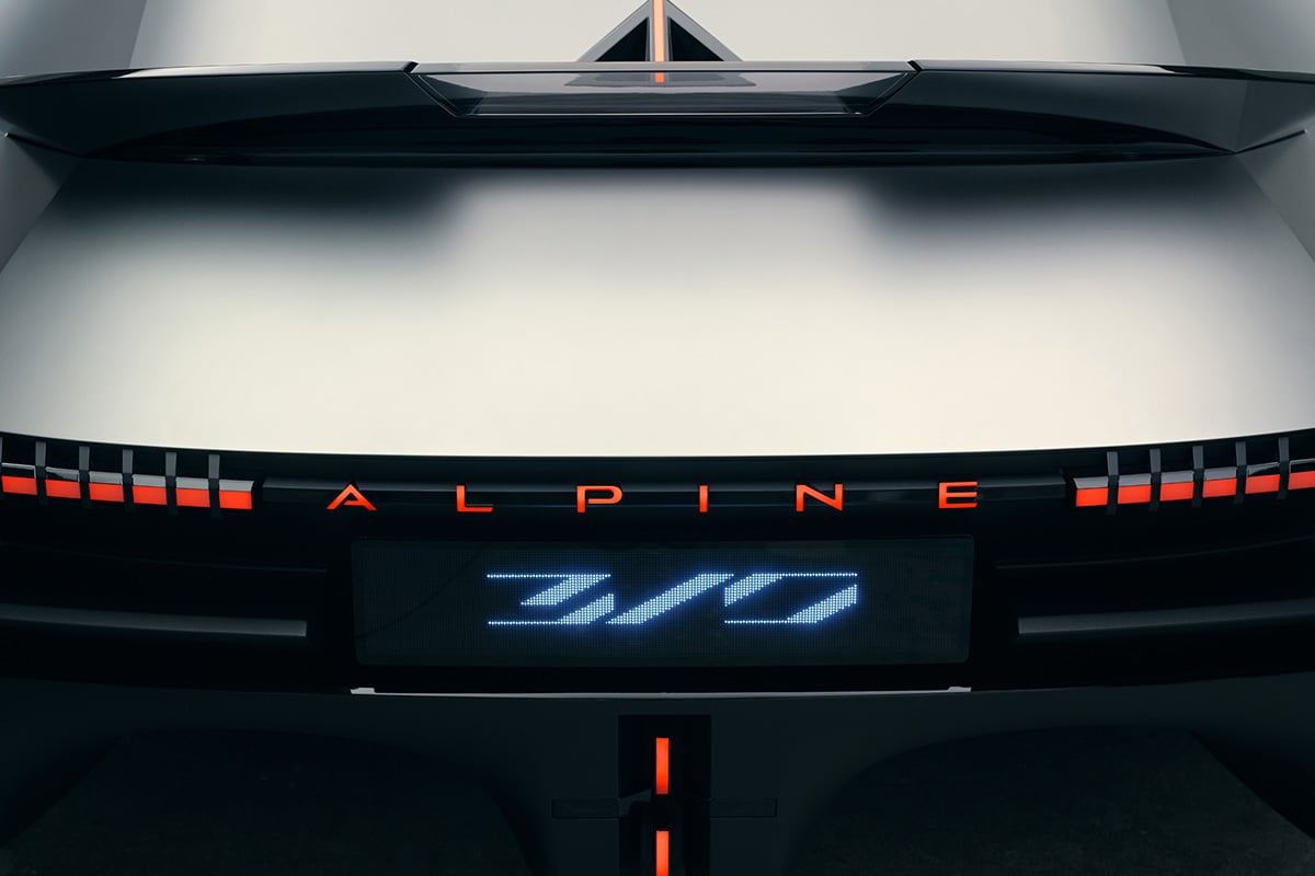 世界初公開されたアルピーヌ新型「A310ヴィジョン」