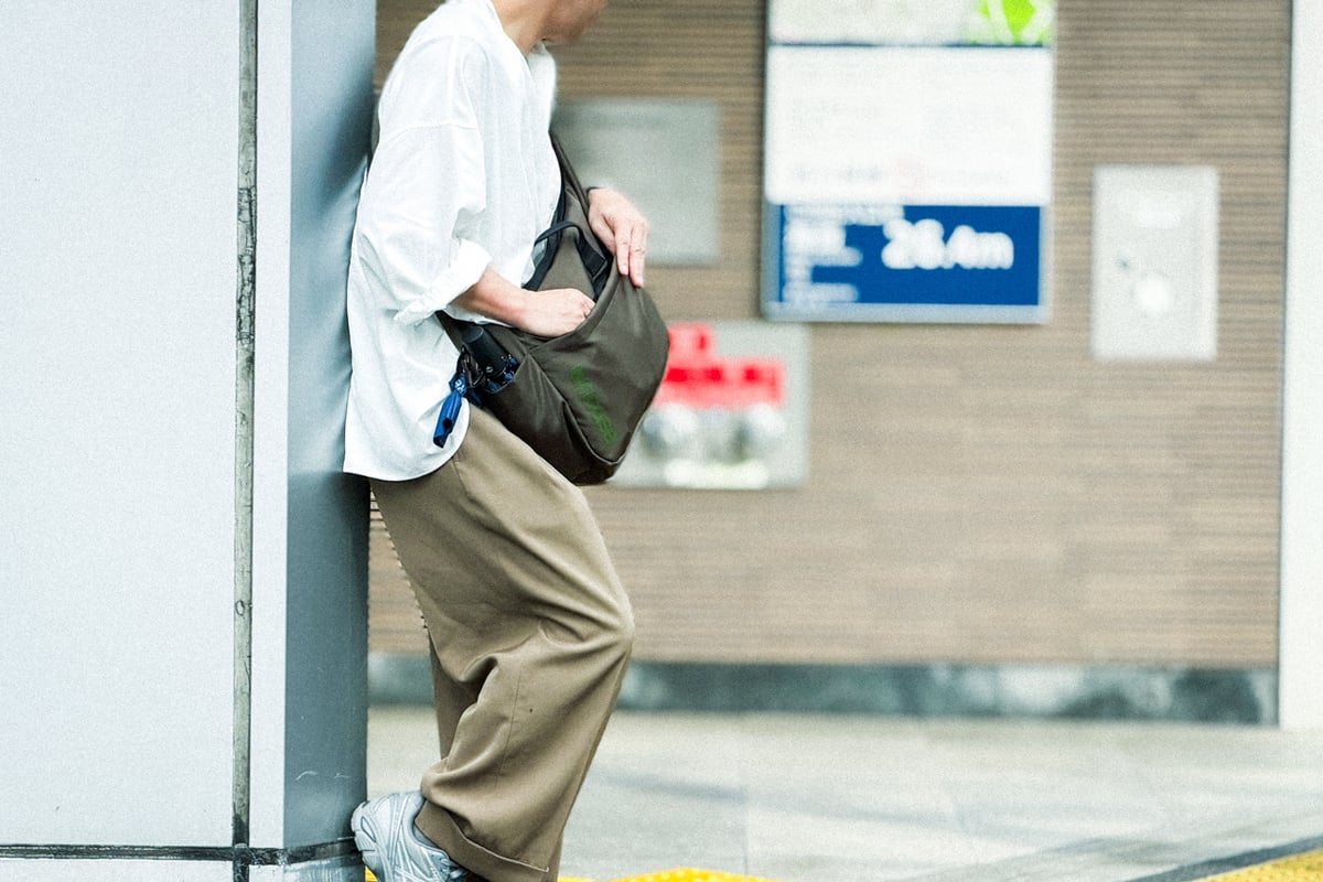 バッグを身体の前へ回せば、中身へ素早くアクセス可能。改札前やレジなど、必要なものをすぐ取り出したい場面でショルダーならではの機動力が生きます。