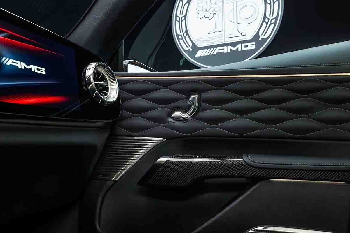 世界初公開されたメルセデスAMG新型「GT63 SUV」のインテリア