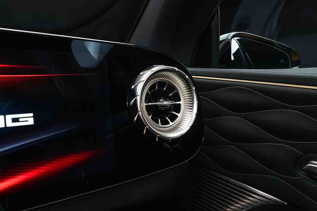 世界初公開されたメルセデスAMG新型「GT63 SUV」のインテリア