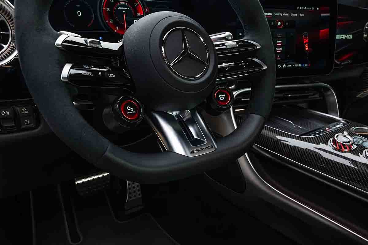 世界初公開されたメルセデスAMG新型「GT63 SUV」のインテリア